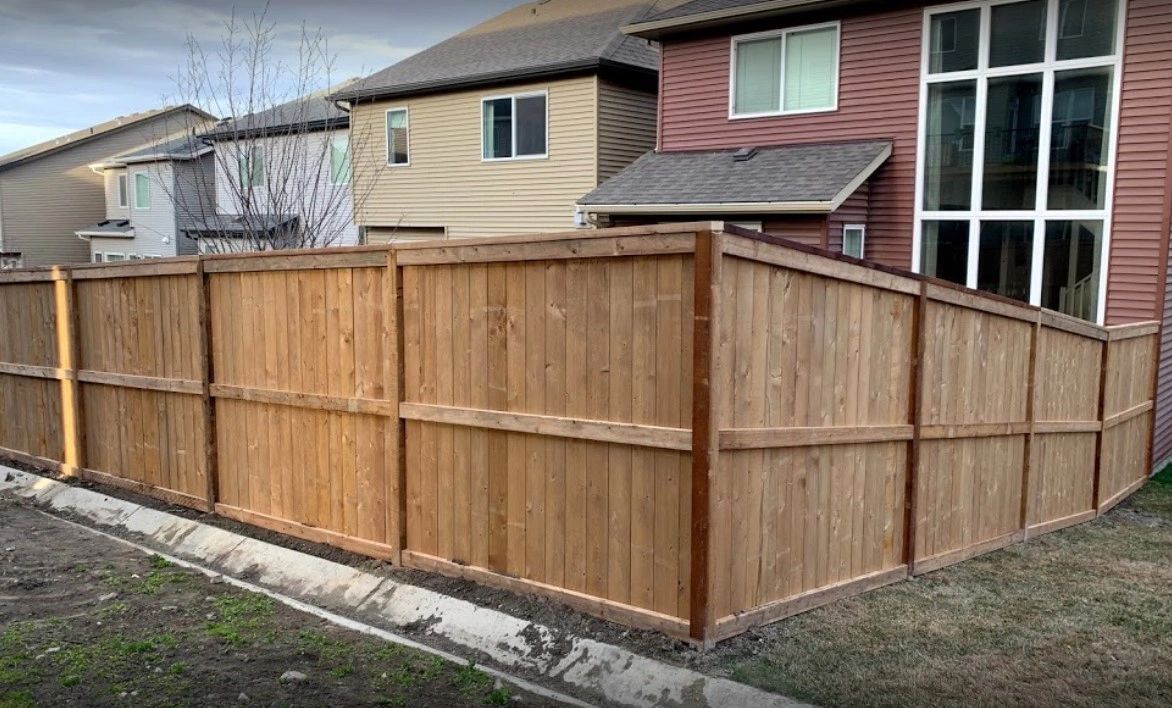 Cedar cap-and-trim privacy fence